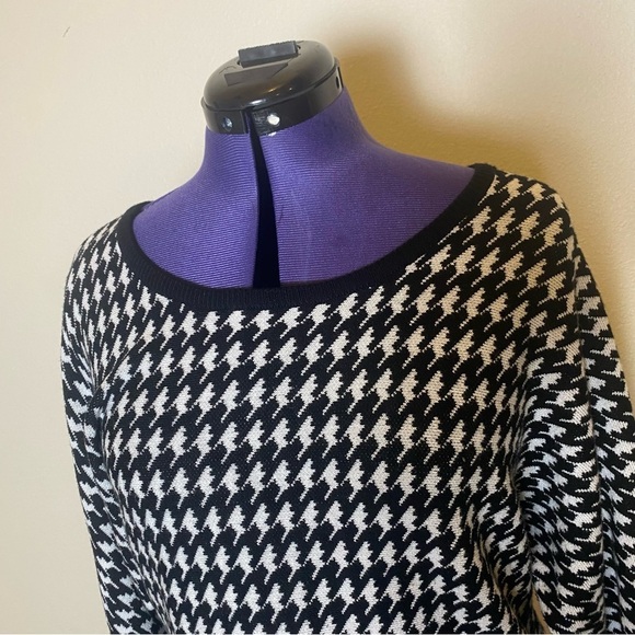 3 for 12$ Carolyn Taylor black and white sweater size XL - Picture 2 of 7